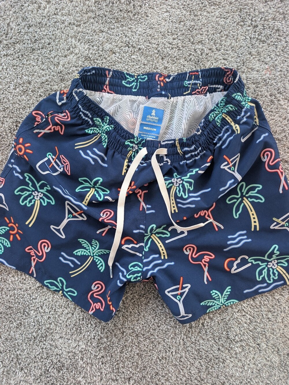 Chubbies Neon Tropical Flamingo Swim Trunks Mens Medium 5.5" Inseam Lined Shorts